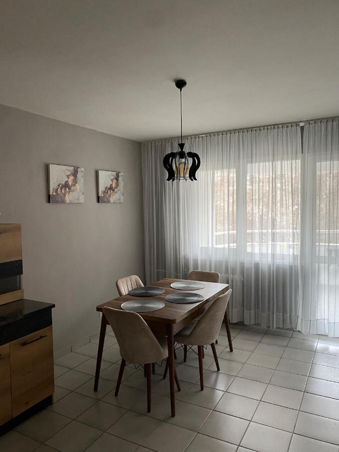 Spacious Next To South Park просторен до южен парк Location