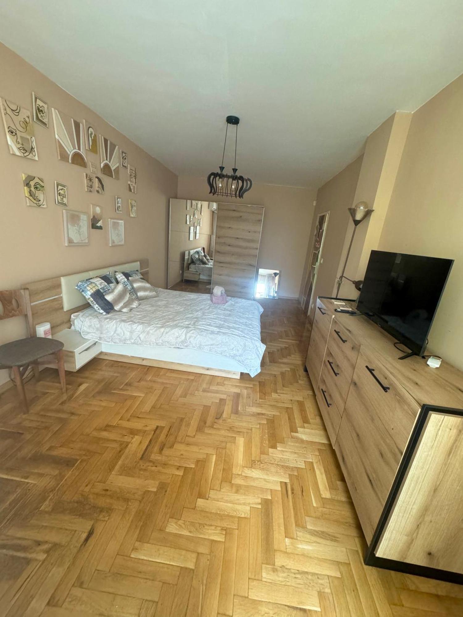 Spacious Next To South Park просторен до южен парк Location